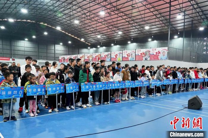 瑞丽边境羽毛球公开赛：486名中外运动员以球会