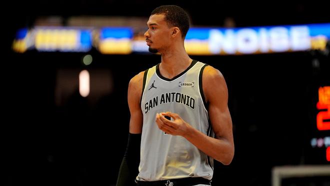 库里盛赞文班亚马突破性表现 马刺年轻中锋冲击