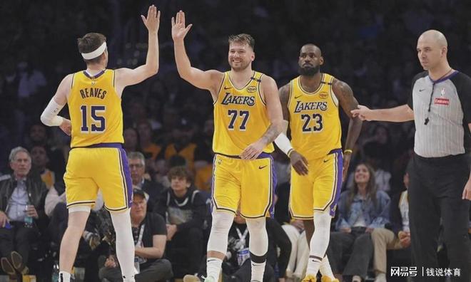 湖人外线双核伤停引续约争议，里夫斯顶薪成焦