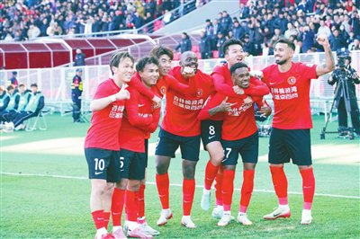 辽宁铁人队签约11家企业 成为中超新势力引赞助